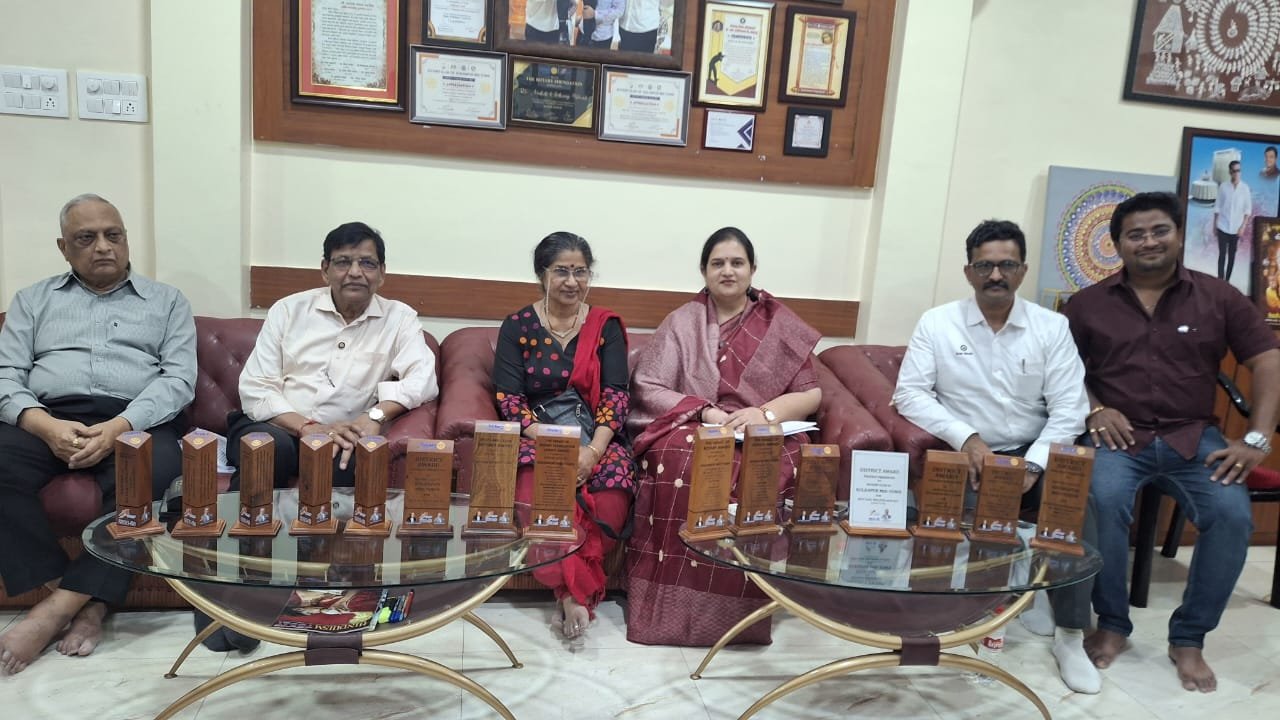 कोल्हापूर/प्रतिनिधी : रोटरी क्लब ही समाजातील विविध गरजू घटकांसाठी भरीव उपक्रम राबवणारी आंतरराष्ट्रीय पातळीवरची संघटना आहे. या संघटनेच्या अनेक शाखा असून, त्यापैकी रोटरी क्लब ऑफ कोल्हापूर मिडटाऊनच्यावतीनं गेल्या काही वर्षात कोल्हापूरसह परिसरातील विविध जिल्हयांमध्ये शैक्षणिक, सामाजिक आणि आरोग्यविषयक उपक्रम राबवले आहेत. विशेषत: २०२४ ते २०२५ या कालावधीत रोटरी क्लब मिडटाऊनने अनेक लक्षवेधी आणि समाजहिताचे प्रकल्प राबवले. त्याची दखल घेवून यावर्षी रोटरी मिडटाऊनला तब्बल १५ पुरस्कारांनी सन्मानित करण्यात आले आहे, अशी माहिती रोटरी क्लब ऑफ कोल्हापूर मिडटाऊनच्या माजी अध्यक्षा सौ. अरूंधती महाडिक यांनी पत्रकार परिषदेत दिली. रोटरी क्लब ऑफ कोल्हापूर मिडटाऊनच्या अध्यक्षपदी ११ जुलै २०२४ रोजी सौ. अरूंधती धनंजय महाडिक यांची निवड झाली. निवडीनंतर त्यांनी राबवलेल्या विविध नियोजनबध्द कार्यक्रमाचा समाजातील अनेक घटकांना मोठा फायदा झाला. त्यामध्ये विकासवाडी आणि फाईव्ह स्टार एमआयडीसी मध्ये रस्त्याच्या दोन्ही बाजुला केलेले वृक्षारोपण, रोटरीच्या वतीने प्रथमच राबवलेला आषाढी वारीचा आणि प्रसाद वाटपाचा उपक्रम, कारगील विजय दिवस साजरा करून शहीदांच्या कुटूंबियांचा केलेला सन्मान, बुध्दीबळ स्पर्धेचे आयोजन, कळंबा जेल मधील कैद्यांसाठी राबवलेला रक्षाबंधनाचा कार्यक्रम, प्रजासत्ताक दिन आणि स्वातंत्र्यदिनानिमित्त ज्येष्ठ नागरिकांसाठी तसेच वृध्दाश्रमातील निराधारांसाठी आरोग्य तपासणी शिबीर, सांस्कृतिक स्पर्धा, गाण्यांचा कार्यक्रम, जिल्हयातील नवोदित फोटोग्राफर्सना मार्गदर्शन करण्यासाठी ३ दिवसांची प्रशिक्षण कार्यशाळा, वयात येणार्‍या मुलींना आरोग्यासह परिपूर्ण मार्गदर्शन करण्यासाठी कळी उमलताना या प्रबोधनात्मक कार्यक्रमाचे जिल्हयातील सुमारे १५ हून अधिक शाळांमध्ये आयोजन, तसेच विद्यार्थीनींसाठी सॅनिटरी नॅपकीन वेंडींग मशिनचे वितरण, शालेय वयात स्पर्धा परीक्षेबाबत आवड निमर्ाण व्हावी, यासाठी केटीएस स्पर्धेचे जिल्हयातील सर्वच शाळांमध्ये आयोजन, त्यामध्ये १६०० मुलांचा सहभाग, त्यातून प्रथम आलेल्या २०० मुलांना स्कॉलरशिपसह बक्षिसं, ६० गुणवत्ताधारक विद्यार्थ्यांना टॅबचे वितरण, त्याचप्रमाणे पुण्याच्या सुप्रसिध्द आंतरराष्ट्रीय ऍक्युपेंचर तज्ञ डॉ. सुनिता सातारकर, अच्युत गोडबोले, तसेच आदिवासी आणि जंगली भागात राहणार्‍या महिलांना उद्योग व्यवसायाच्या माध्यमातून स्वावलंबी बनवणार्‍या अनघा पुरंदरे आणि पर्यावरणप्रेमी, पक्षी मित्र किरण पुरंदरे तसेच सीमेवरील युध्दात जखमी होवूनही जोरदार पुनरागमन करत, जलतरण स्पर्धेसह विविध स्पर्धांमध्ये राष्ट्रीय आणि आंतरराष्ट्रीय पातळीवर ४७६ मेडल्स मिळवलेल्या चंदू चॅम्पियन फेम अर्जुन पुरस्कार विजेते मुरलीधर पेटकर यांच्यासह विविध नामवंत आणि तज्ञ व्यक्तींची व्याख्याने आणि शिबीराचे आयोजन, शिक्षक दिनानिमित्त जिल्हयातील गुणवंत शिक्षकांचा सत्कार, रोटरी क्लबच्यावतीने क्रिकेट स्पर्धेचे आयोजन करून, प्रथमच महिला संघाचा सहभाग, आंतर शालेय वकृत्व स्पर्धेचे आयोजन करून विजेत्या विद्यार्थ्यांना बक्षिसं, महिलांमधील वाढत्या कॅन्सरचे प्रमाण रोखण्यासाठी मॅमोग्राफी तपासणी शिबीराचे आयोजन, त्यामध्ये सुमारे ६० महिलांची तपासणी, तसेच गरजू महिलांना सवलतीच्या दरात कॅन्सर तपासणी करता यावी, यासाठी रोटरीच्या ग्लोबल ग्रँट अंतर्गत कोल्हापूर कॅन्सर सेंटरला मॅमोग्राफी मशिन प्रदान, निगवे खालसा गावात स्वच्छ पाणी पुरवठा व्हावा यासाठी वॉटर एटीएम, रक्तदान शिबीराचे आयोजन, महिलांवरील अत्याचाराबाबत प्रतिबंधात्मक कायद्याचे मार्गदर्शन, त्यामध्ये पोलिस उपअधीक्षक सुवर्णा पत्की, स्थानिक गुन्हेअन्वेषण शाखेचे रवींद्र कळमकर, निर्भया पथकाच्या सहाय्यक पोलिस निरीक्षक स्वाती यादव यांचे मार्गदर्शन, रोटरी मिडटाऊनला ५० वर्षे पूर्ण झाल्याबद्दल क्लबच्या माजी प्रेसिडेन्स यांचा सत्कार, दिव्यांगांना व्हिलचेअर आणि सायकलीसह विविध दिव्यांग सहाय्यक साधनांचे वाटप, हेल्मेट वापरण्यासाठी जनजागृती मोहिम, वर्षभराच्या कालावधीत सुमारे १५० पेक्षा अधिक आरोग्य आणि वैद्यकीय शिबीरांचे आयोजन, रोटरी इंटरनॅशनलकडून विविध प्रकल्प राबवण्यासाठी भरीव निधी खेचून आणण्यात यश, रोटरीसाठी डॉ. रेश्मा आणि डॉ. सुरज पवार, खासदार धनंजय महाडिक आणि सौ. अरूंधती महाडिक तसेच पृथ्वीराज महाडिक आणि भारती आणि करूणाकर नायक यांच्याकडून मोठा निधी प्रदान, दिव्यांगासाठी कदमवाडी मध्ये जयपूर फुटचे वितरण, जिल्हयातील गाेरगरीब आणि गरजू १०० महिलांना मोफत शिलाई मशिन वाटप, असंडोली गावामध्ये मुलींसाठी शौचालये बांधून देण्याच्या कामासाठी मदत, प्रयास या उपक्रमांतर्गत समाजात तंटा, वाद, मतभेद संपुष्टात येवून एकोपा निर्माण व्हावा, यासाठी तंटामुक्ती केंद्राची स्थापना असे अनेक उपक्रम राबवण्यात आले. विशेषत: १ कोटी १३ लाख रूपयांच्या ग्लोबल गॅ्रंट करण्यात क्लबला यश आले. सौ. अरूंधती महाडिक यांच्या अध्यक्षपदाच्या वर्षभराच्या कालावधीत असे अनेक उपक्रम राबवण्यात आले. या उपक्रमांची दखल घेवून रोटरी मिडटाऊनला तब्बल १५ पुरस्कारांनी सन्मानित करण्यात आले आहे. त्यामध्ये बेस्ट प्रेसिडेंट म्हणून रोटेरियन अरूंधती महाडिक, हायेस्ट कॉंट्रीब्युशन इन टोटल गिव्हींग, बेस्ट इन अर्बन रूरल रिलेशन, बेस्ट इन मेंबरशिप रिटेंशन, आऊट स्टँडींग कम्युनिटी सर्व्हीस प्रोजेक्ट, बेस्ट इन युथ सर्व्हीस, मेजर डोनरचे ४ पुरस्कार, २ ग्लोबल ग्रँड प्रोजेक्टचे पुरस्कार, द मॅजिक ऑफ रोटरी फौंडेशन लिगसी ऍवॉर्ड, बेस्ट क्लब बुलेटिन मंथली आणि बेस्ट ऍवॉर्ड फॉर आऊटस्टँडींग कम्युनिटी सर्व्हीस प्रोजेक्ट अशा १५ पुरस्कारांचा समावेश आहे. या पुरस्कारामुळे वर्षभर अतिशय नियोजनबध्द रितीने आणि पूर्ण समर्पित वृत्तीने केलेल्या कामाचे चिज झाले आहे, अशी प्रतिक्रिया माजी अध्यक्षा सौ. अरूंधती महाडिक यांनी व्यक्त केली. रोटरीच्या पदाधिकार्‍यांसह तत्कालीन सहकार्‍यांची साथ आणि सहकार्य मिळाल्यानेच एवढ्या मोठ्या संख्येने उपक्रम राबवणे शक्य झाल्याचेही सौ. महाडिक यांनी नमुद केले. पत्रकार परिषदेला रोटरीचे सचिव विकास राऊत, बी एस शिंपुकडे, अनिरूध्द तगारे, ऍड. अनिल देशपांडे, भारती नायक यांच्यासह पदाधिकारी उपस्थित होते.